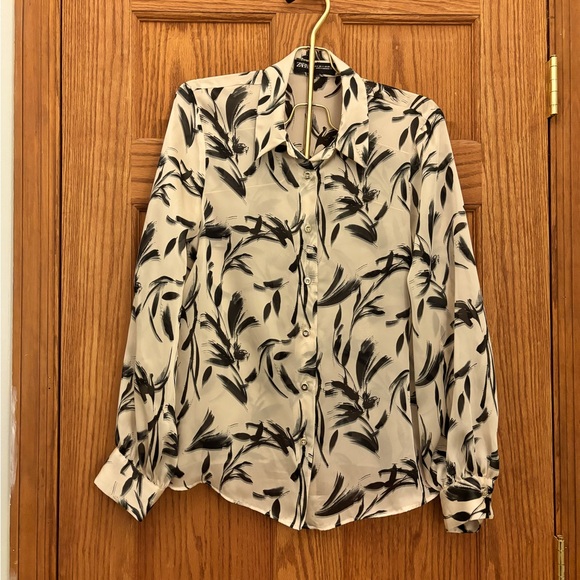 Zara smooth button up with abstract print - Picture 1 of 4
